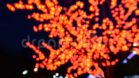 注意力不集中夜城装点新年橙色树花环它被点燃了视频的预览图