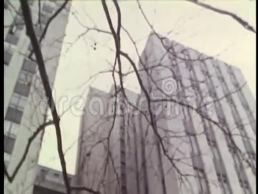 城市里的建筑物视频的预览图