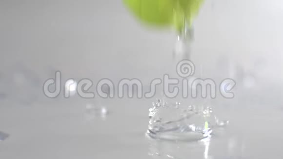 绿色的苹果在水中落下速度非常慢视频的预览图