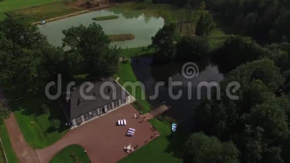 漂亮的婚礼装饰空中无人机在公园里用池塘和宫殿建筑射击乡间视频的预览图