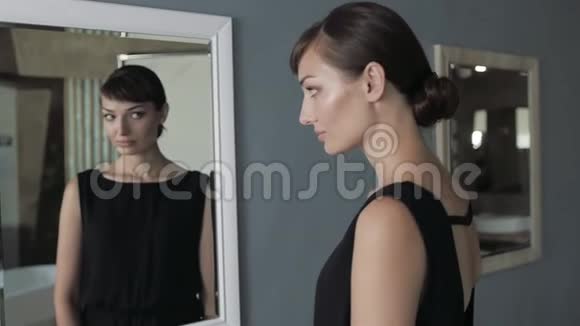 在浴室化妆的漂亮女孩照镜子女人要注意看对着镜子漂亮的女人视频的预览图