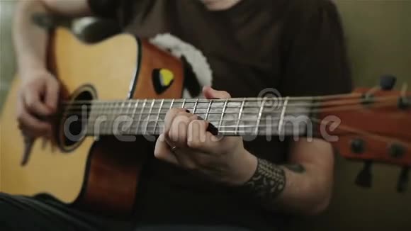 一个有纹身的人弹吉他视频的预览图