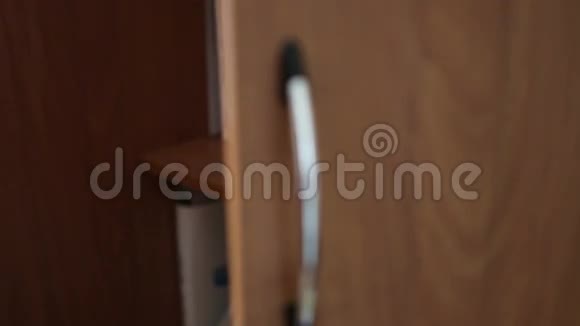 女人用钥匙关上书柜视频的预览图