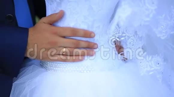 新郎拥抱新娘的腰视频的预览图