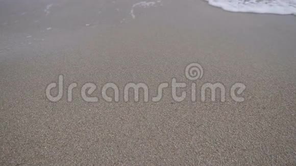 热带海滩特写沙滩上的海浪视频的预览图