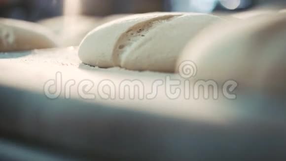 烘焙面包4K的过程视频的预览图