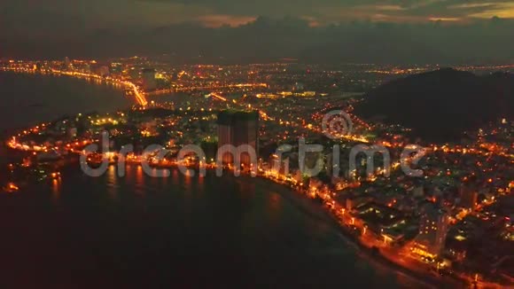 海滨度假城市摩天大楼空中全景视频的预览图