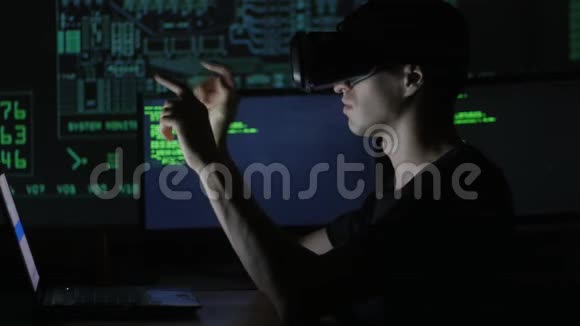 男性黑客程序员使用虚拟现实头盔进行编程未来的IT技术视频的预览图