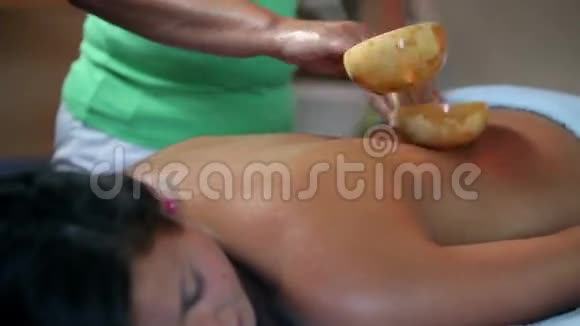 治疗师用椰子壳给女人按摩视频的预览图