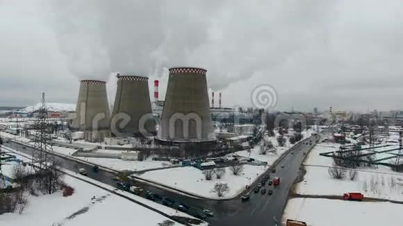 火电站烟囱冒出的白烟热电厂鸟瞰图视频的预览图