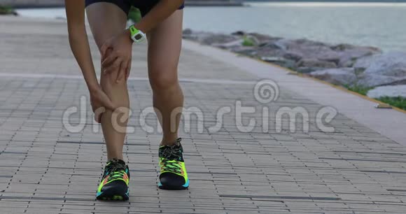 女子跑步运动员膝伤疼痛视频的预览图