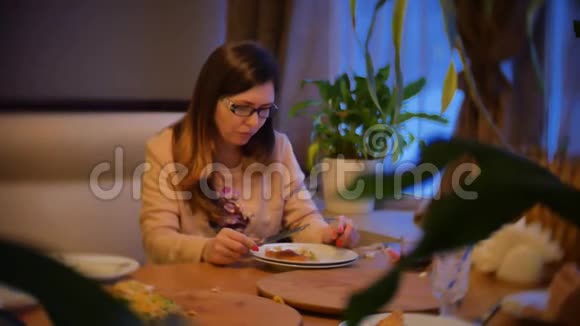 女孩吃披萨坐在咖啡馆晚餐快餐慢镜头室内视频的预览图