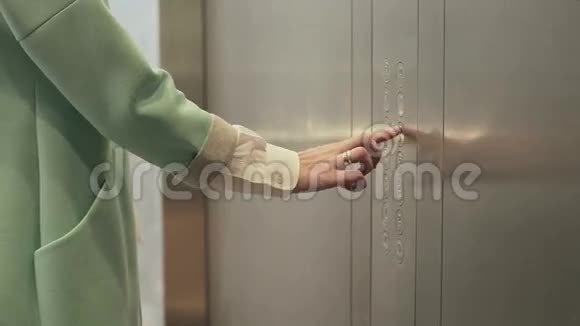 女人的手按按钮电梯门关闭视频的预览图