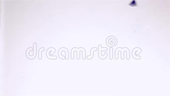 埃布鲁紫和蓝色颜料美丽的抽象图案视频的预览图