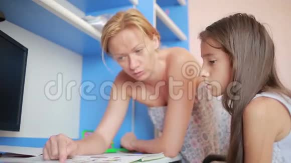 妈妈帮女儿做作业女孩上课视频的预览图