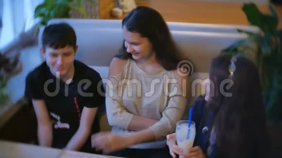 一群孩子在咖啡馆里吃奶昔青少年室内儿童咖啡馆儿童慢视频乐趣欢乐视频的预览图