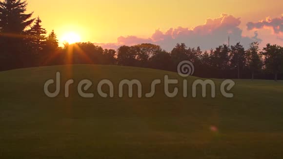 公园的日落日落背景在日落时建立夏季公园视频的预览图