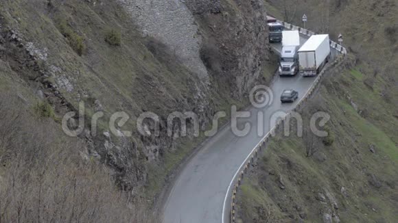 汽车沿着山路行驶卡车驶过佐治亚州的蛇形交通运输视频的预览图