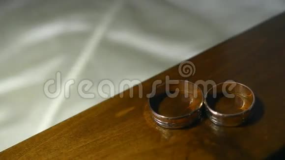 结婚戒指在桌子上灯光视频的预览图
