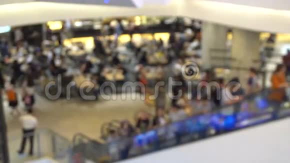 购物中心使用自动扶梯的人散焦模糊射击视频的预览图