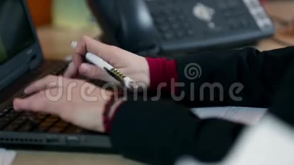 合上秘书的手在电脑上打字在办公室接电话视频的预览图