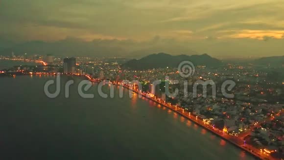 海滨日落的鸟瞰全城视频的预览图
