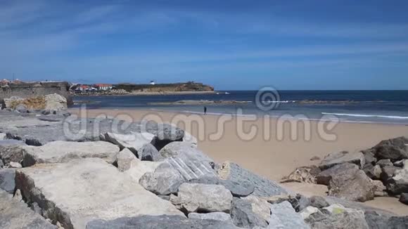 葡萄牙佩尼希美丽的海滩景色视频的预览图