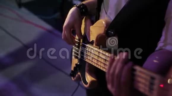 音乐家弹电吉他视频的预览图