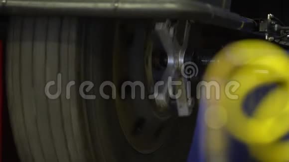 修理旧车轮滚动轮视频的预览图