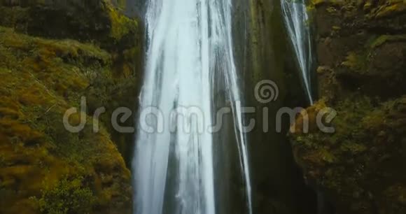 鸟瞰从悬崖上跌下来的水流的湍流冰岛美丽的瀑布Gljufrabui视频的预览图