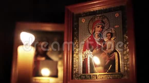 东正教偶像和蜡烛视频的预览图