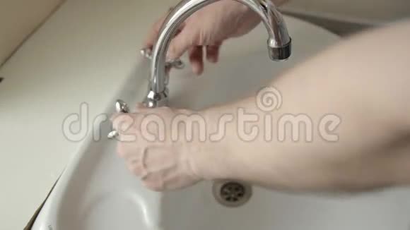 男人洗澡洗手用喷水清洗手卫生视频的预览图