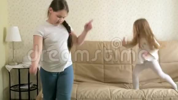 两个快乐无忧无虑的小女孩在跳舞在跳音乐视频的预览图