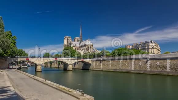 巴黎塞纳河和巴黎圣母院是巴黎最著名的象征之一视频的预览图