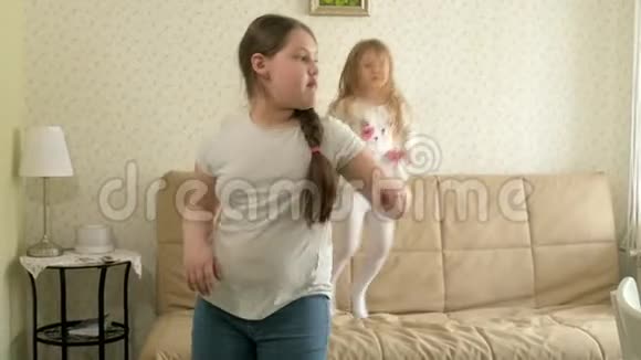 两个快乐无忧无虑的小女孩在跳舞在跳音乐视频的预览图