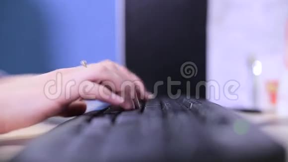 女孩在键盘上键入文本视频的预览图