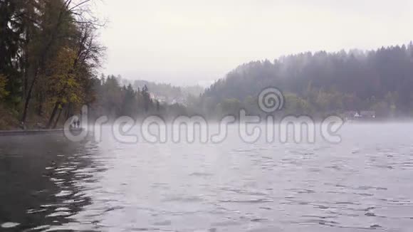 是一个湖村的景色福克视频的预览图