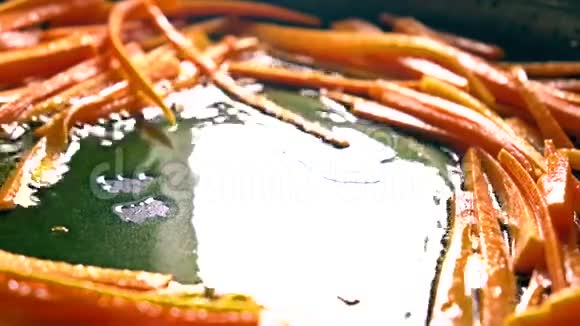 在煎锅里落下甜椒碎片在家做饭慢动作特写视频视频的预览图