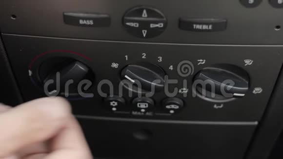 人手推汽车气候控制按钮调节温度冷热空气加热视频的预览图