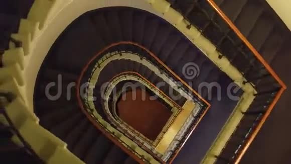 普通旧建筑楼梯间的stadicam镜头俯视图4K视频视频的预览图