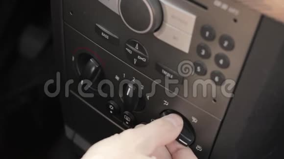 人手推汽车气候控制按钮调节温度冷热空气加热视频的预览图