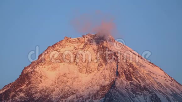 美丽的卡门火山顶部日出时有美丽的岩石峰视频的预览图