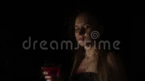 模型摆在透明玻璃后面上面覆盖着水滴年轻的忧郁和悲伤的女人从一个视频的预览图