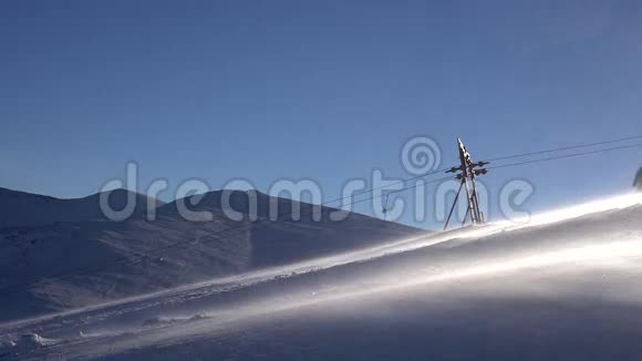 滑雪缆车上山滑雪者越过视频的预览图