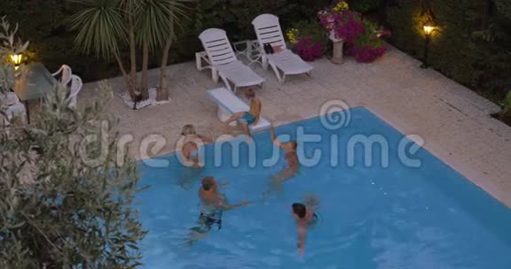 家人在游泳池洗澡视频的预览图