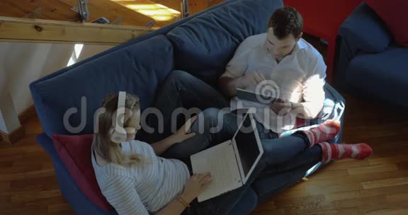 带平板电脑和笔记本电脑的家庭团队合作视频的预览图