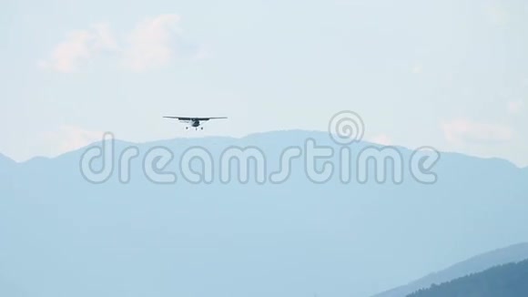 飞机降落在绿色机场视频的预览图