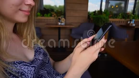 在咖啡馆里用智能手机输入信息视频的预览图