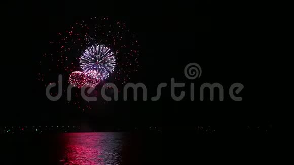 波光粼粼的彩霞在夜空中映在水面上视频的预览图