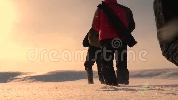 三个高山旅游者在雪域的沙漠里互相追逐团队合作和胜利商务人员团队视频的预览图